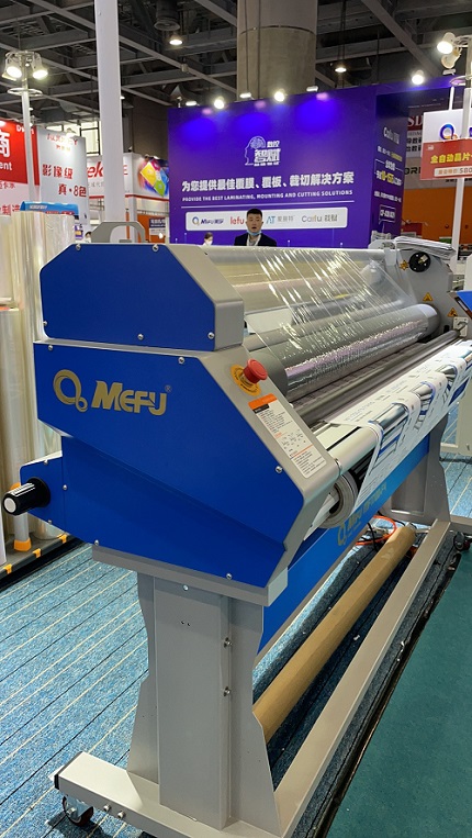 64″ wide format laminator with vertical cutter in France