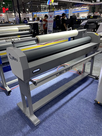 large format manual laminator with pneumatic lifting