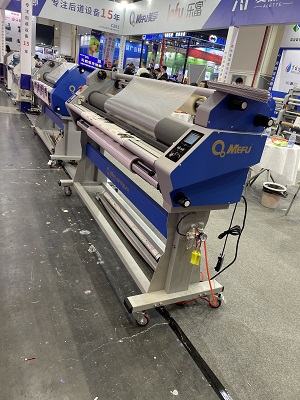 1.6m roll to roll heat assisted laminator with adjustable cutter