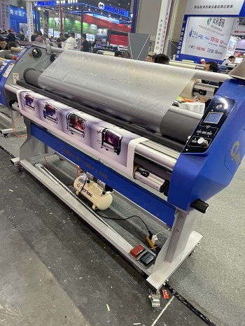 64 inch hot and cold laminator with adjustable vertical cutter in Spain