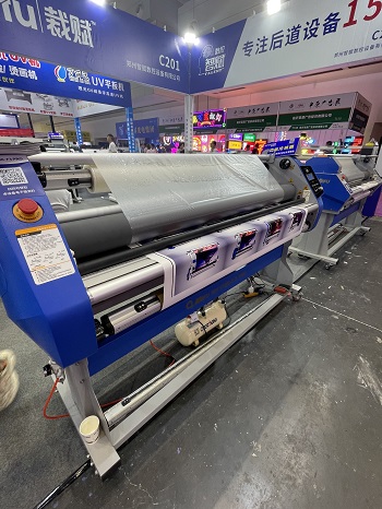 roll to roll warm laminator with pneumatic cutting rob