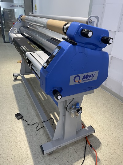 automatic roll laminator with vertical cutter for sale in Czech