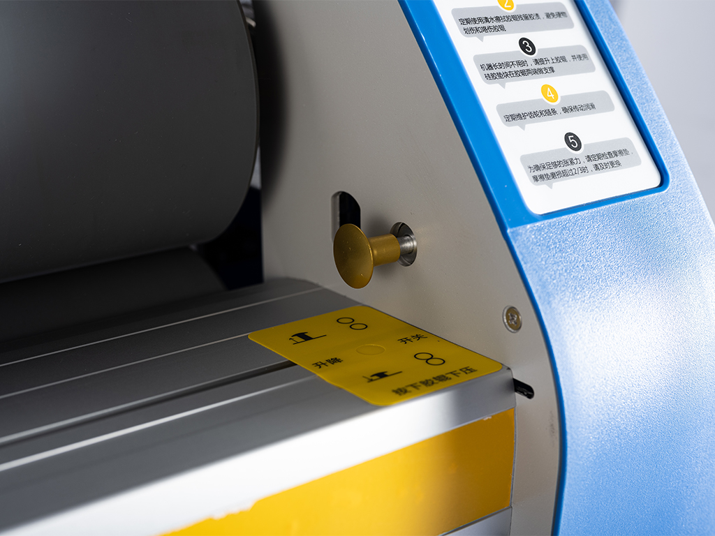 Autosystem varmt uppv&auml;rmd laminerings- och sk&auml;rmaskin